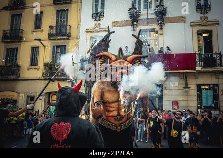 Barcelone, Espagne. 15th août 2022. 'Atzeries' la bête de feu met ses étincelles en train d'inaugurer la 'Festa Major de Gracia', le célèbre festival dans le quartier de Gracia à Barcelone. Credit: Matthias Oesterle/Alamy Live News Banque D'Images