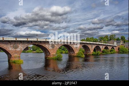 PERTH CITY SCOTLAND SMEATONS PONT AU-DESSUS DE LA RIVIÈRE TAY EN ÉTÉ Banque D'Images