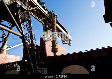 Chargement du grain dans des soute de navire de fret maritime dans le port maritime à partir du stockage du grain. Banque D'Images