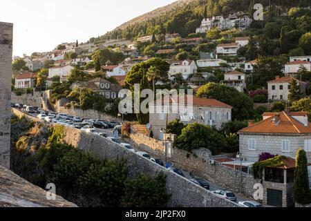 Les bâtiments et les voitures garées dans les rues de Dubrovnik Banque D'Images