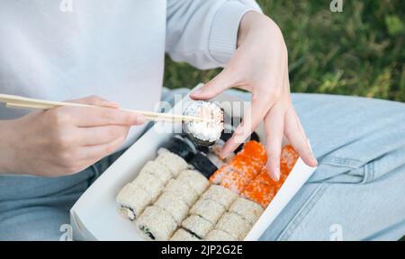 Gros plan des sushis dans la boîte au pique-nique, concept de livraison des sushis. Banque D'Images