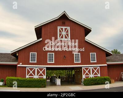 Vue de face de la ferme pour enfants Deanna Rose à Overland Park, Kansas - grange rouge Banque D'Images