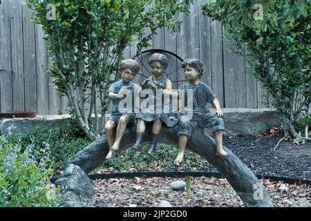 Une photo de la statue des trois garçons à Deanna Rose Children's Farmstead dans Overland Park, Kansas Banque D'Images