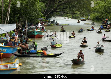 Dhaka, Dhaka, Bangladesh. 15th août 2022. Les agriculteurs sillent des bateaux chargés de guavas sur le chemin d'un marché flottant à Barisal, au Bangladesh, sur 15 août 2022. Des milliers d'agriculteurs gagnent leur vie et vendent ces guavas. La goyave, un fruit ressemblant à une baie, est souvent appelée la « pomme des tropiques ». Bien qu'il ait été originaire de l'Amérique tropicale (dans la terre entre le Mexique et le Pérou), il est aujourd'hui l'une des cultures fruitières importantes du Bangladesh, où il a grandi dans tout le pays. La région du sud du Bangladesh, en particulier les districts de Barisal, Pirojpur et Jhalbokathi, sont les principaux districts de Guava-P. Banque D'Images