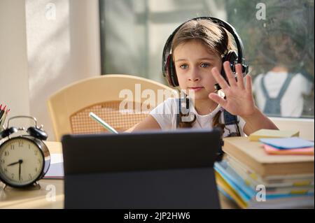 Formation à distance. Formation en ligne. Cours de langue. Charmante fille caucasienne, écolière étudie à l'école en ligne Banque D'Images