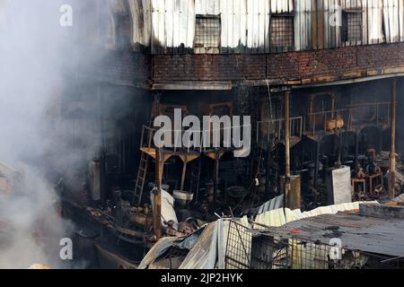 Vieux Dhaka, Dhaka, Bangladesh. 15th août 2022. Au moins 6 travailleurs sont morts dans un incendie dans une usine de jouets en plastique de la région de Robidasshat, dans la vieille ville de Dhaka. L'incendie provient de l'explosion d'une bouteille de gaz de cuisson dans l'hôtel. (Credit image: © Syed Mahabubul Kader/ZUMA Press Wire) Credit: ZUMA Press, Inc./Alamy Live News Banque D'Images