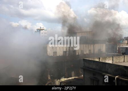 Vieux Dhaka, Dhaka, Bangladesh. 15th août 2022. Au moins 6 travailleurs sont morts dans un incendie dans une usine de jouets en plastique de la région de Robidasshat, dans la vieille ville de Dhaka. L'incendie provient de l'explosion d'une bouteille de gaz de cuisson dans l'hôtel. (Credit image: © Syed Mahabubul Kader/ZUMA Press Wire) Credit: ZUMA Press, Inc./Alamy Live News Banque D'Images