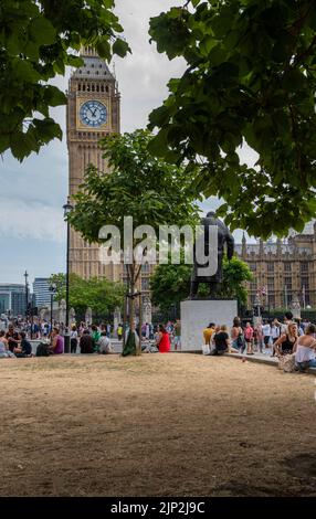 Westminster, Londres, Royaume-Uni. 15th août 2022. La zone d'herbe derrière la statue de Churchill est brune et brûlée, en raison de la vague de chaleur actuelle. Crédit photo: ernesto rogata/Alay Live News Banque D'Images