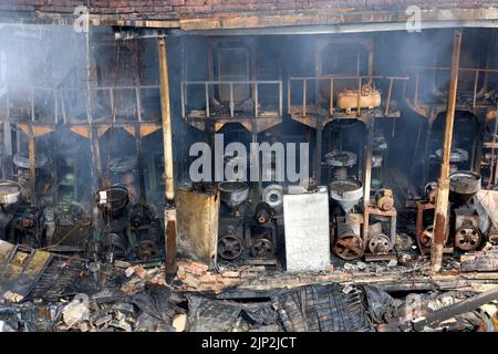 Vieux Dhaka, Dhaka, Bangladesh. 15th août 2022. Au moins 6 travailleurs sont morts dans un incendie dans une usine de jouets en plastique de la région de Robidasshat, dans la vieille ville de Dhaka. L'incendie provient de l'explosion d'une bouteille de gaz de cuisson dans l'hôtel. (Credit image: © Syed Mahabubul Kader/ZUMA Press Wire) Credit: ZUMA Press, Inc./Alamy Live News Banque D'Images