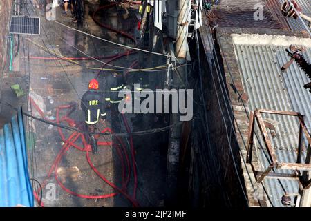 Vieux Dhaka, Dhaka, Bangladesh. 15th août 2022. Au moins 6 travailleurs sont morts dans un incendie dans une usine de jouets en plastique de la région de Robidasshat, dans la vieille ville de Dhaka. L'incendie provient de l'explosion d'une bouteille de gaz de cuisson dans l'hôtel. (Credit image: © Syed Mahabubul Kader/ZUMA Press Wire) Credit: ZUMA Press, Inc./Alamy Live News Banque D'Images