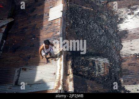 Vieux Dhaka, Dhaka, Bangladesh. 15th août 2022. Au moins 6 travailleurs sont morts dans un incendie dans une usine de jouets en plastique de la région de Robidasshat, dans la vieille ville de Dhaka. L'incendie provient de l'explosion d'une bouteille de gaz de cuisson dans l'hôtel. (Credit image: © Syed Mahabubul Kader/ZUMA Press Wire) Credit: ZUMA Press, Inc./Alamy Live News Banque D'Images