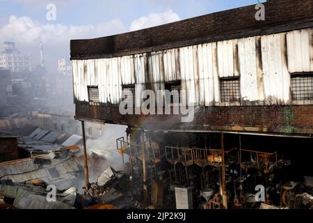 Vieux Dhaka, Dhaka, Bangladesh. 15th août 2022. Au moins 6 travailleurs sont morts dans un incendie dans une usine de jouets en plastique de la région de Robidasshat, dans la vieille ville de Dhaka. L'incendie provient de l'explosion d'une bouteille de gaz de cuisson dans l'hôtel. (Credit image: © Syed Mahabubul Kader/ZUMA Press Wire) Credit: ZUMA Press, Inc./Alamy Live News Banque D'Images