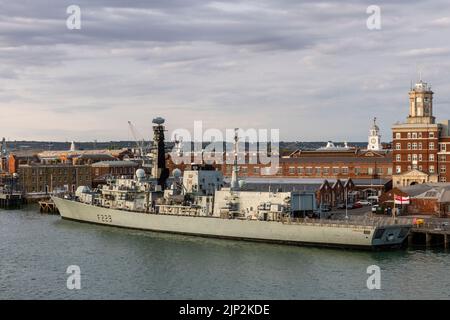 La frégate de type 23 de la Royal Navy HMS Lancaster à sa base natale de Portsmouth, Hampshire, Royaume-Uni. Elle a été lancée en 1990 et a subi une importante remise en état en 2019 Banque D'Images