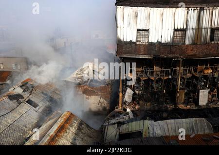 Vieux Dhaka, Dhaka, Bangladesh. 15th août 2022. Au moins 6 travailleurs sont morts dans un incendie dans une usine de jouets en plastique de la région de Robidasshat, dans la vieille ville de Dhaka. L'incendie provient de l'explosion d'une bouteille de gaz de cuisson dans l'hôtel. (Credit image: © Syed Mahabubul Kader/ZUMA Press Wire) Credit: ZUMA Press, Inc./Alamy Live News Banque D'Images