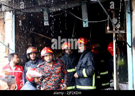 Vieux Dhaka, Dhaka, Bangladesh. 15th août 2022. Au moins 6 travailleurs sont morts dans un incendie dans une usine de jouets en plastique de la région de Robidasshat, dans la vieille ville de Dhaka. L'incendie provient de l'explosion d'une bouteille de gaz de cuisson dans l'hôtel. (Credit image: © Syed Mahabubul Kader/ZUMA Press Wire) Credit: ZUMA Press, Inc./Alamy Live News Banque D'Images