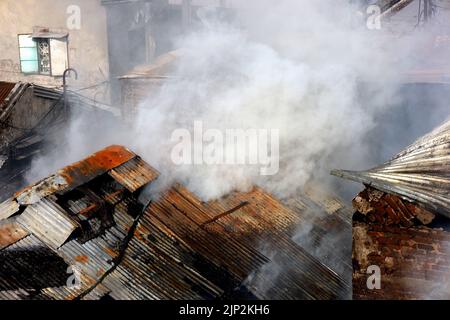 Vieux Dhaka, Dhaka, Bangladesh. 15th août 2022. Au moins 6 travailleurs sont morts dans un incendie dans une usine de jouets en plastique de la région de Robidasshat, dans la vieille ville de Dhaka. L'incendie provient de l'explosion d'une bouteille de gaz de cuisson dans l'hôtel. (Credit image: © Syed Mahabubul Kader/ZUMA Press Wire) Credit: ZUMA Press, Inc./Alamy Live News Banque D'Images