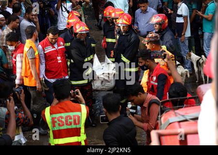 Vieux Dhaka, Dhaka, Bangladesh. 15th août 2022. Au moins 6 travailleurs sont morts dans un incendie dans une usine de jouets en plastique de la région de Robidasshat, dans la vieille ville de Dhaka. L'incendie provient de l'explosion d'une bouteille de gaz de cuisson dans l'hôtel. (Credit image: © Syed Mahabubul Kader/ZUMA Press Wire) Credit: ZUMA Press, Inc./Alamy Live News Banque D'Images