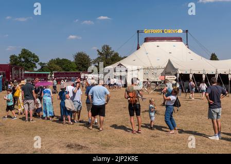 Des gens qui font la queue dans la chaleur brûlante pour voir le Cirque de Gifford à Minchinhampton Common, Gloucestershire, au Royaume-Uni, pendant la vague de chaleur du 2022 août Banque D'Images