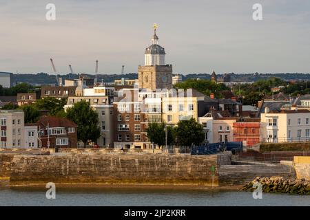 La tour de la cathédrale de Portsmouth au milieu du vieux Portsmouth, Hampshire, Royaume-Uni. La coupole en bois a été ajoutée en 1703, tandis que la girouette d'hiver, connue sous le nom de la Barque d'Or, a été ajoutée en 1710. Il a récemment été remplacé par une réplique, mais l'original est exposé dans la cathédrale Banque D'Images