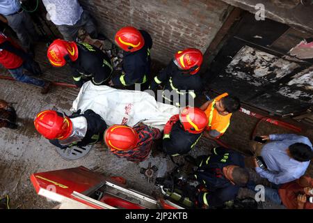 Vieux Dhaka, Dhaka, Bangladesh. 15th août 2022. Au moins 6 travailleurs sont morts dans un incendie dans une usine de jouets en plastique de la région de Robidasshat, dans la vieille ville de Dhaka. L'incendie provient de l'explosion d'une bouteille de gaz de cuisson dans l'hôtel. (Credit image: © Syed Mahabubul Kader/ZUMA Press Wire) Credit: ZUMA Press, Inc./Alamy Live News Banque D'Images