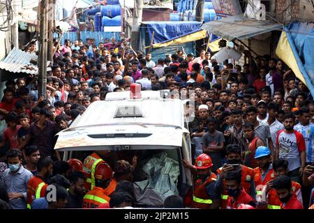 Vieux Dhaka, Dhaka, Bangladesh. 15th août 2022. Au moins 6 travailleurs sont morts dans un incendie dans une usine de jouets en plastique de la région de Robidasshat, dans la vieille ville de Dhaka. L'incendie provient de l'explosion d'une bouteille de gaz de cuisson dans l'hôtel. (Credit image: © Syed Mahabubul Kader/ZUMA Press Wire) Credit: ZUMA Press, Inc./Alamy Live News Banque D'Images