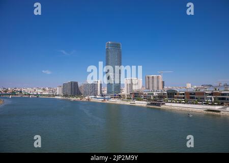 Skyscaper Belgrade Tower à Belgrade Waterfront, quartier résidentiel moderne sur la rive de la rivière Sava, centre-ville de Gazela Bridge Banque D'Images