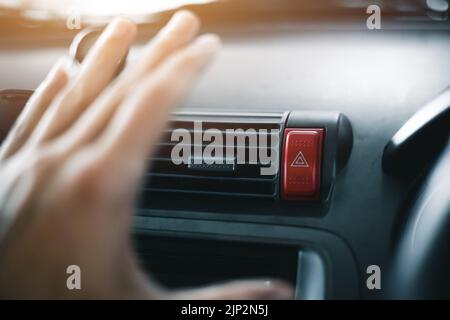 climatiseur de voiture couvercle de main grille d'aération vérifier la température débit d'air refroidissement et nettoyage frais pendant les voyages d'été Banque D'Images