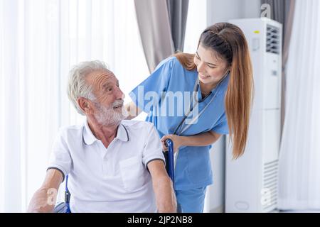 Infirmière personnel de l'équipe médicale Service de soutien au travail soins de santé personne âgée senior Homme sur roue Président en soins à domicile. Banque D'Images