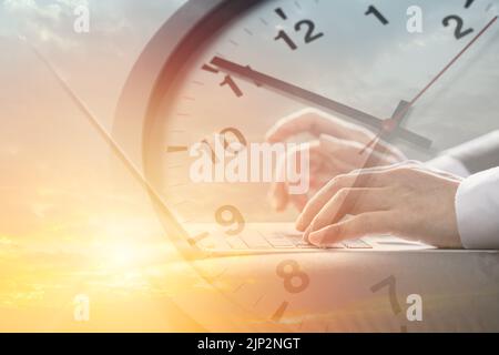 Concept de temps de travail professionnel les gens travaillent à la frappe sur un ordinateur portable superposer avec l'horodateur pour la pause déjeuner Banque D'Images