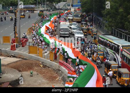 Chennai, Inde. 15th août 2022. Tamil Nadu les travailleurs du Congrès qui portent un tricolore de 1000 mètres de long dans un rallye prennent un 'rallye de Tiranga' à Chennai Credit: Seshadri SUKUMAR/Alay Live News Banque D'Images