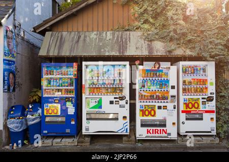 Distributeur de boissons dans la rue populaire et emblématique du Japon. 25 novembre 2017.Osaka, JAPON. Banque D'Images