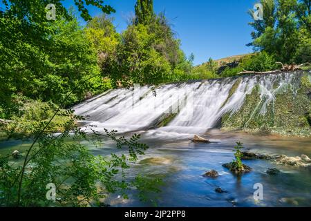 Cascade d'eau glissant le long de mur de pierre dans la forêt végétale verte. Duraton, Sepulveda, Segovia, Banque D'Images