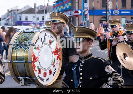 Ballymena, Royaume-Uni, 25th juin 2022. North Ballymena Protestant Boys Flute Band sur le défilé à l'ordre orange mini-douzième annuel. Banque D'Images