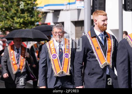 Ballymena, Royaume-Uni, 25th juin 2022. Le défilé de l'ordre orange fait le chemin le long de la rue Broughshane en direction de Broadway, pendant la mini-douzième année. Banque D'Images