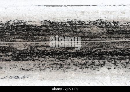 Des traces de pneus sur une route enneigée. Vue de dessus Banque D'Images