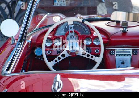 corvette cabriolet rouge chevrolet classique c1 des années 60 au spectacle oldtimer de cologne, vue rapprochée de l'arrière sur le cockpit Banque D'Images