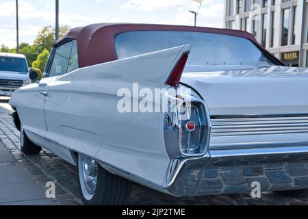 cabriolet cadillac avec toit rouge des années 60 sur un spectacle de voiture classique à cologne, vue arrière en diagonale, sur le côté Banque D'Images