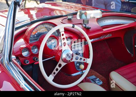 corvette cabriolet rouge chevrolet classique c1 des années 60 au spectacle oldtimer de cologne, vue rapprochée de l'arrière sur le cockpit Banque D'Images