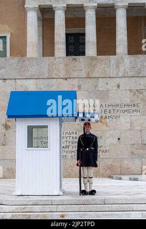 Un cliché vertical d'une garde grecque devant le Parlement hellénique à Athènes, en Grèce Banque D'Images