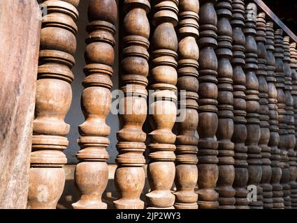 Sculptures traditionnelles en bois d'Embekka Devalaya , Embekka Devalaya a été construit par le roi Vikramabahu III de l'époque Gampola au Sri Lanka. Banque D'Images