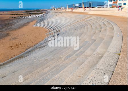 Défenses maritimes en béton à pas à Thornton-Cleveleys dans le Lancashire Banque D'Images