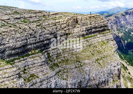 Paysage vert avec de hautes montagnes, vallées verdoyantes, rochers et forêts avec ciel bleu et nuages blancs. Pyrénées espagnoles, Vallée d'Ordesa et Monte Perdid Banque D'Images