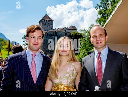 Vaduz, Liechtenstein. 15th août 2022. Le Prince Georg du Liechtenstein, la Princesse Marie Caroline du Liechtenstein et le Prince Joseph Wenzel du Liechtenstein (l-r) à Vaduz, on 15 août 2022, assistant à la messe catholique dans la prairie à l'occasion de la journée nationale du Liechtenstein crédit: Albert Nieboer/Netherlands OUT/point de vue OUT/dpa/Alay Live News Banque D'Images