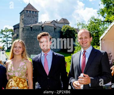 Vaduz, Liechtenstein. 15th août 2022. La princesse Marie Caroline du Liechtenstein, le prince Georg du Liechtenstein et le prince Joseph Wenzel du Liechtenstein (l-r) à Vaduz, on 15 août 2022, assistant à la messe catholique dans la prairie à l'occasion de la journée nationale du Liechtenstein crédit: Albert Nieboer/Netherlands OUT/point de vue OUT/dpa/Alay Live News Banque D'Images