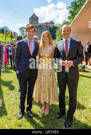 Vaduz, Liechtenstein. 15th août 2022. Le Prince Georg du Liechtenstein, la Princesse Marie Caroline du Liechtenstein et le Prince Joseph Wenzel du Liechtenstein (l-r) à Vaduz, on 15 août 2022, assistant à la messe catholique dans la prairie à l'occasion de la journée nationale du Liechtenstein crédit: Albert Nieboer/Netherlands OUT/point de vue OUT/dpa/Alay Live News Banque D'Images