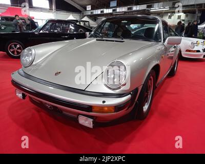 Vieux gris argenté rouge sport 1980 Porsche 911 SC speedster coupé sur le tapis rouge. Moteur de boxeur. Salle d'exposition. Salon de la voiture classique Banque D'Images