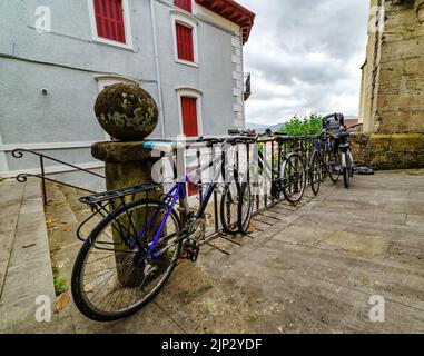 Vélos garés dans une rue de la vieille ville. Espagne. Banque D'Images