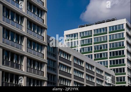 Berlin, Allemagne. 15th août 2022. Les bâtiments s'élèvent dans le ciel sur une rue dans le nouveau quartier de Heidestraße. Les travaux de construction sur la zone d'Europacity, qui s'étend sur plusieurs hectares, devraient se poursuivre jusqu'en 2023. Des milliers de personnes y trouveront alors de nouvelles maisons, tandis que d'autres travailleront pour l'une des nombreuses entreprises. Credit: Paul Zinken/dpa/Alay Live News Banque D'Images