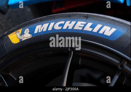 Villingen Schwenningen, Allemagne. 12th août 2022. Le logo du fabricant français de pneus Michelin est visible sur un slick. Crédit : Silas Stein/dpa/Alay Live News Banque D'Images