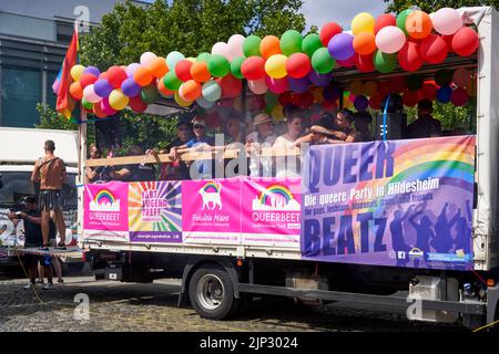 Braunschweig, Allemagne, 13 août 2022: Voiture d'un club allemand avec des ballons colorés et des affiches pointant vers des événements de queer pour les jeunes à CSD Braun Banque D'Images